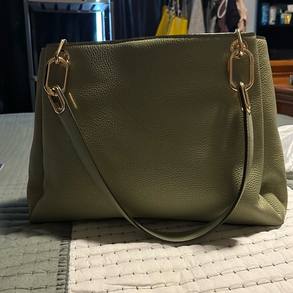 Michael Kors Trisha Large Pebbled Leather Shoulder Bag - Picture 4 of 12